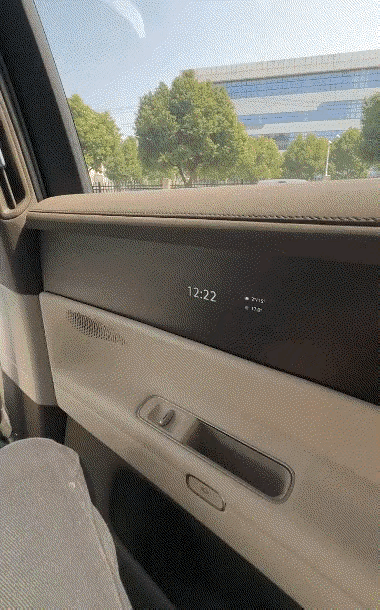 这种设计的存在完全没必要，直接后视镜看一眼就好了。