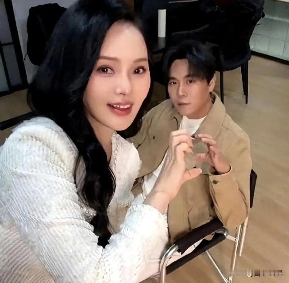 我还很抢手，你要看紧点！伊能静和秦昊的相处，真的越品越甜！近日两人互