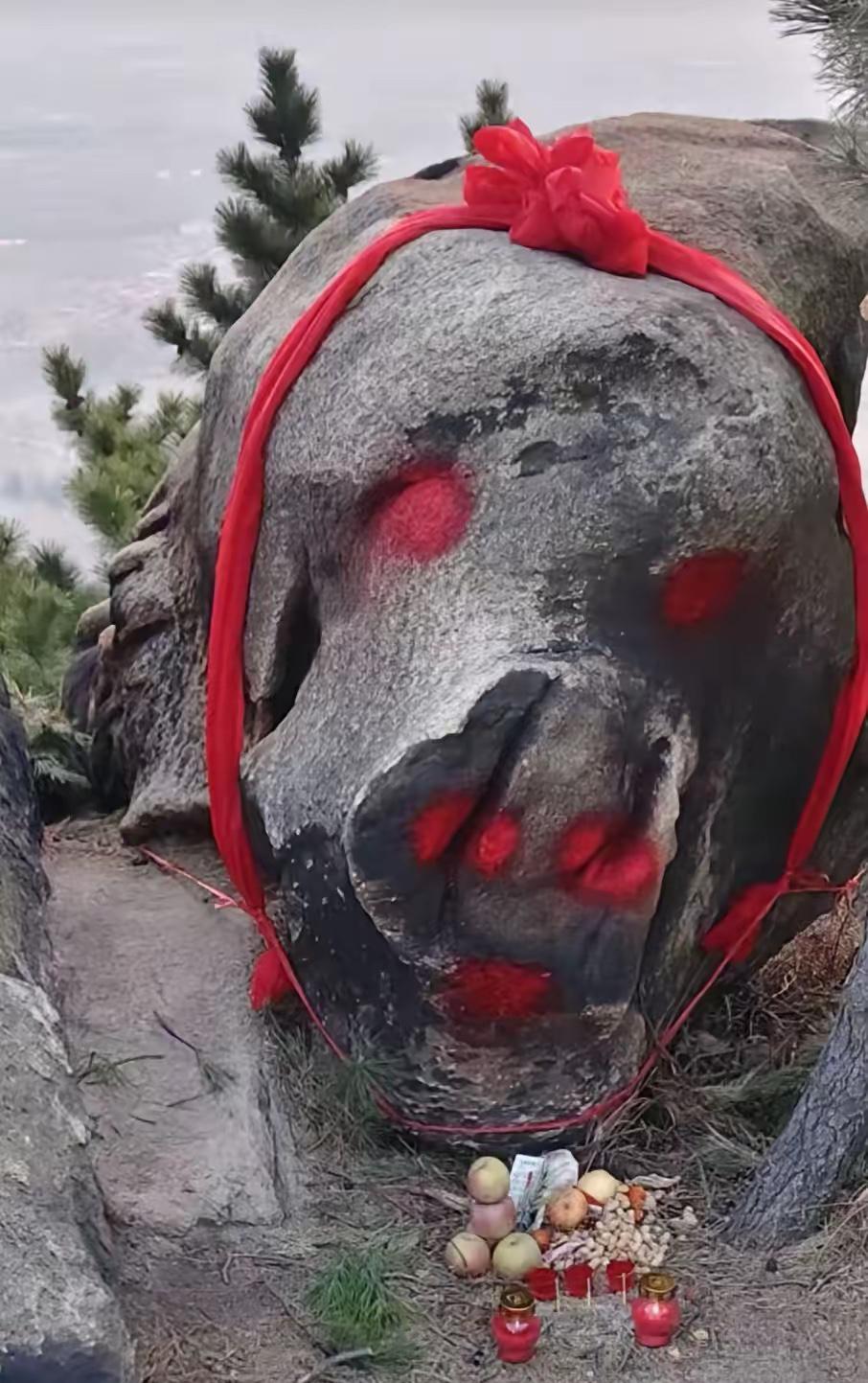 手有多欠！青岛平度，游客惊讶地发现，老母猪山上的网红石头被人涂上了颜色，地面也涂