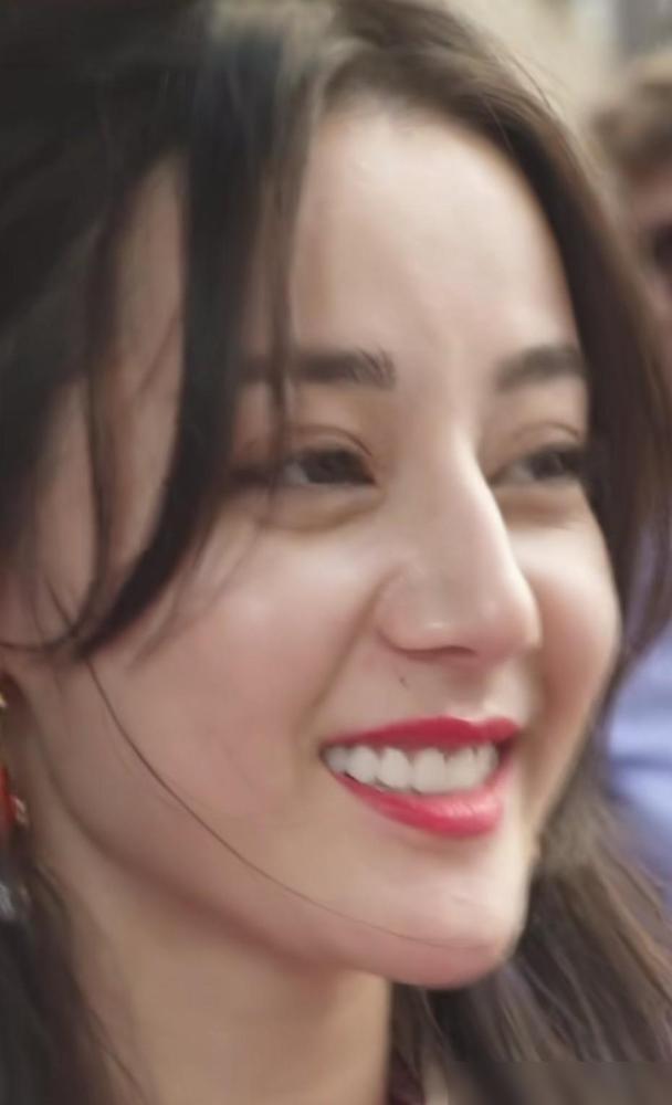 迪丽热巴的脸，突然就“钝”了。以前刀锋一样的下颌线，现在直接成了发面馒头，连轴转