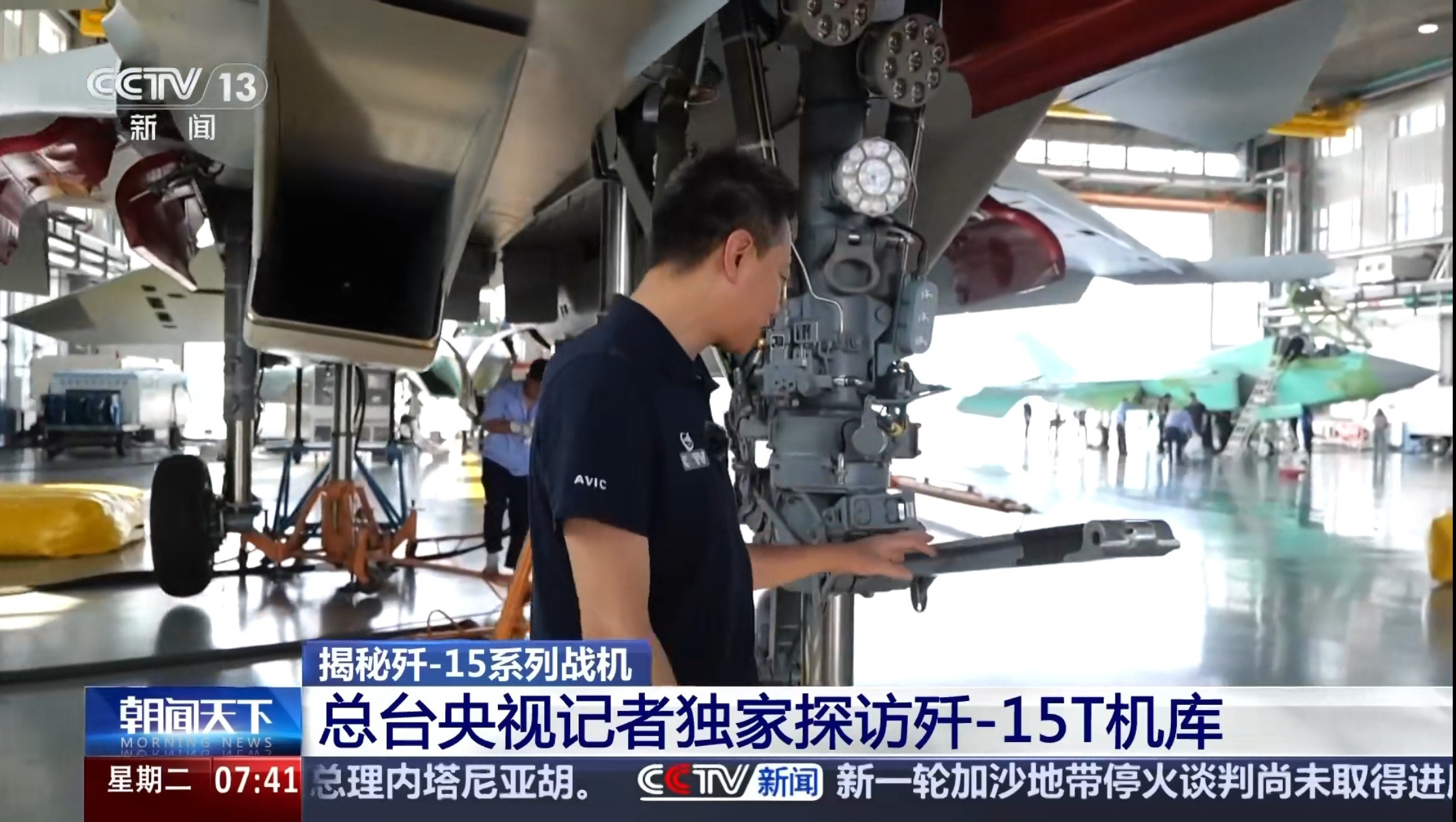 介绍J15T视频背景里的J35太抢镜了至少有3架绿皮J35，其中一架J