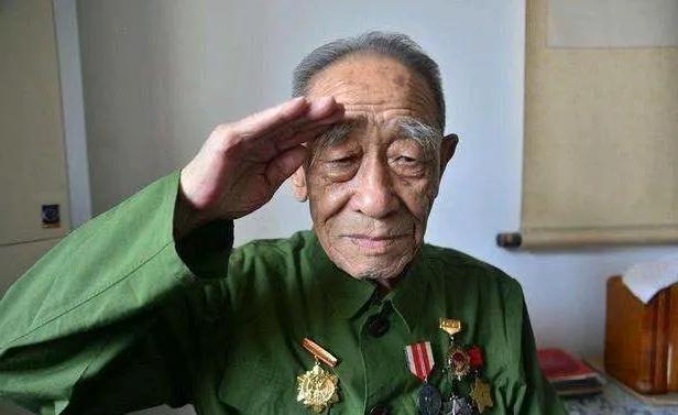 1973年，军区司令杨得志下乡看望老战友，却得知战友病入膏肓没钱治病，更让他没想