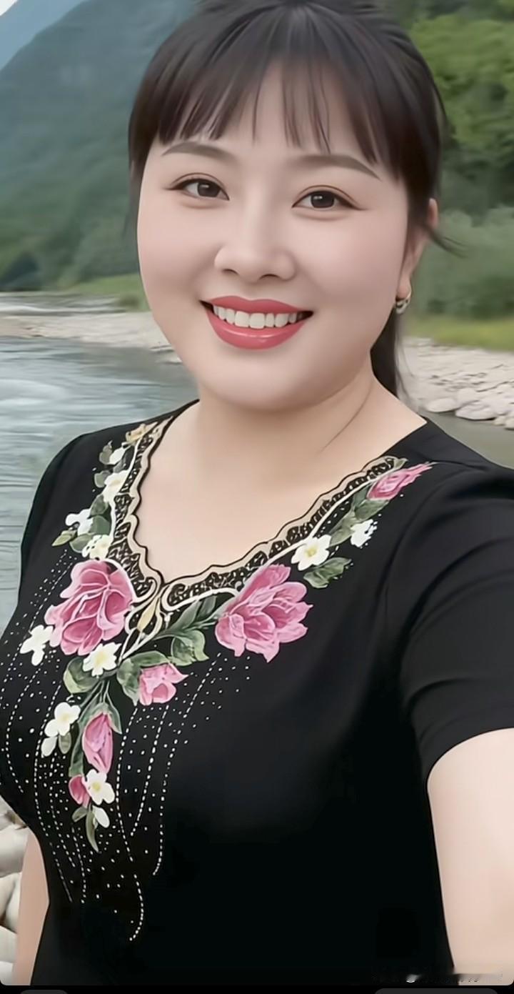 绿水青山，温柔自成，绿水悠悠，青山叠翠，朴素民房依水而建，这是最动人的乡村风景