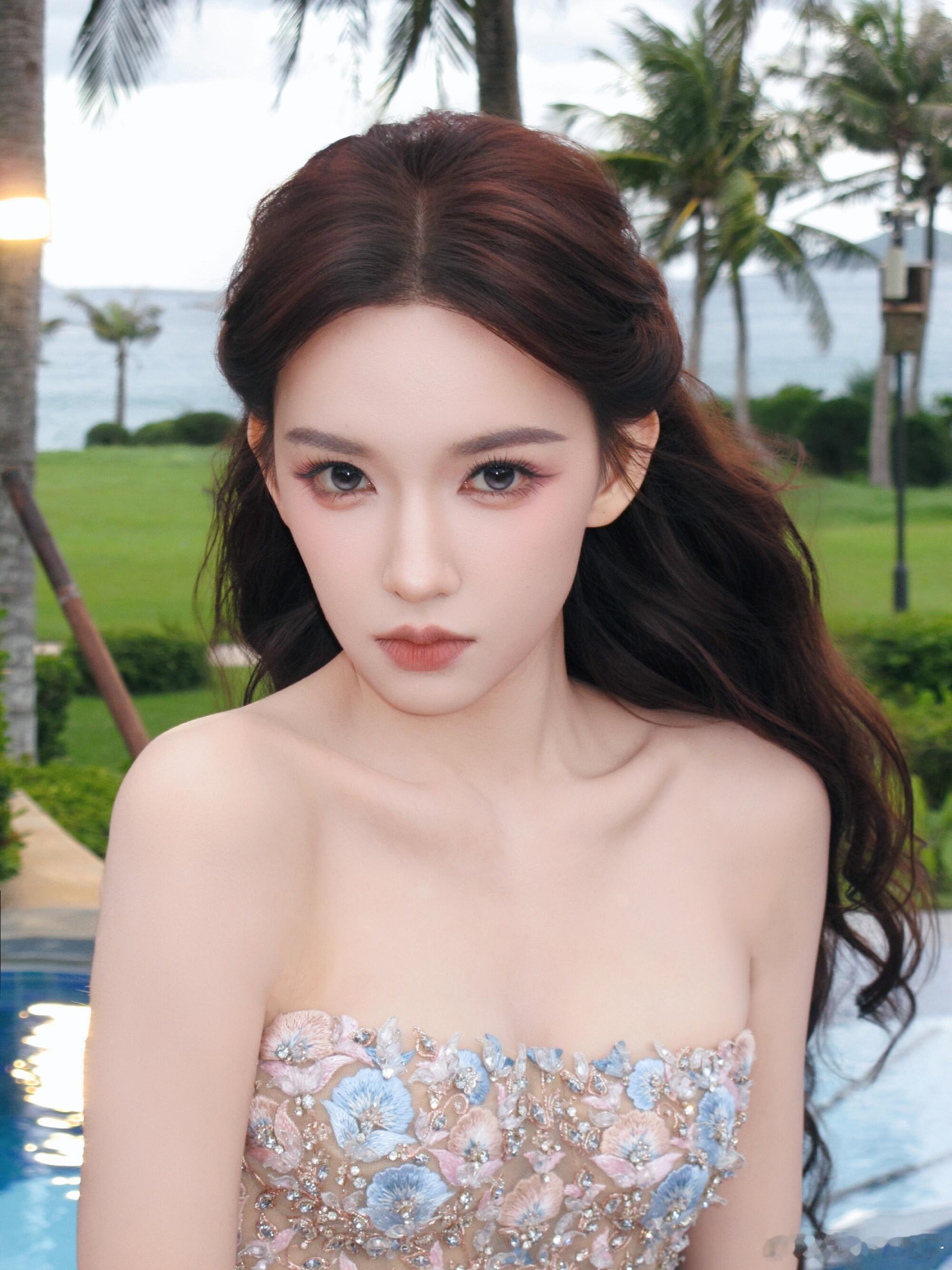程潇费加罗超级假日第二套造型，这套完全是美人鱼啊，从希腊女神到美人鱼，什么风格都