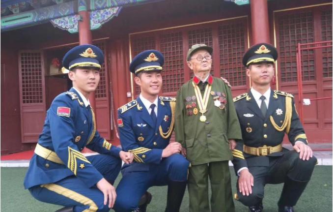 1939年，一个“小男孩”在街上碰见日军军官茨谷五雄，随后礼貌地鞠躬。然而，茨谷