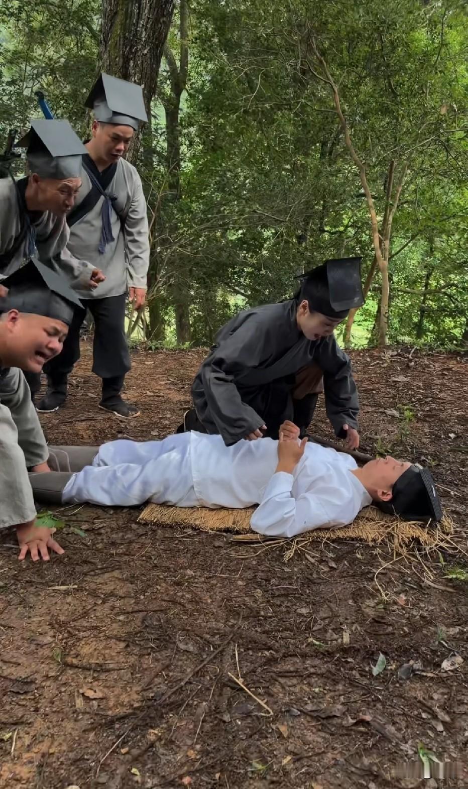 我至今都忘不了我爷爷过世，我妈的哭丧的调调，就是这样[笑着哭][笑着哭][笑着哭]