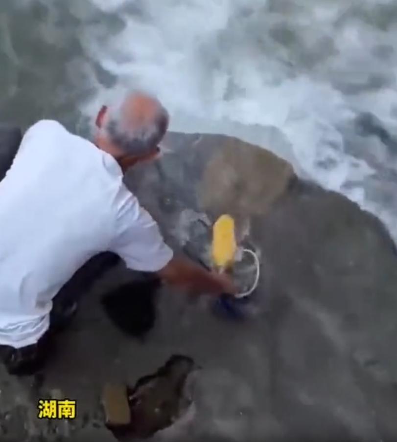 不知者无畏！8月10日观威海报道，湖南，一位洁癖大爷，发现家里的插排沾满了灰尘，