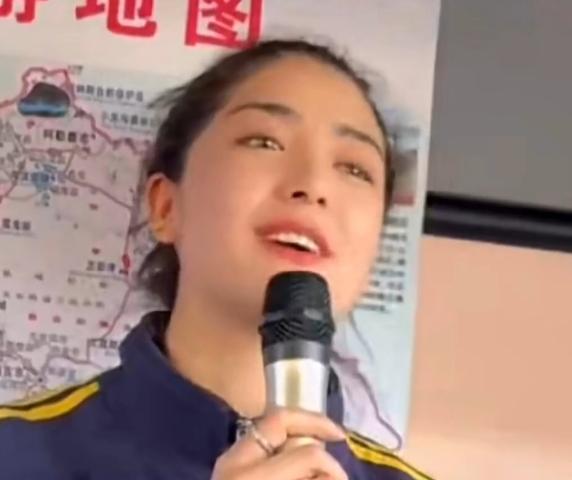 最美新疆女导游新疆有个美女导游，叫迪丽努尔，最近特别火。连央媒都夸她。她为