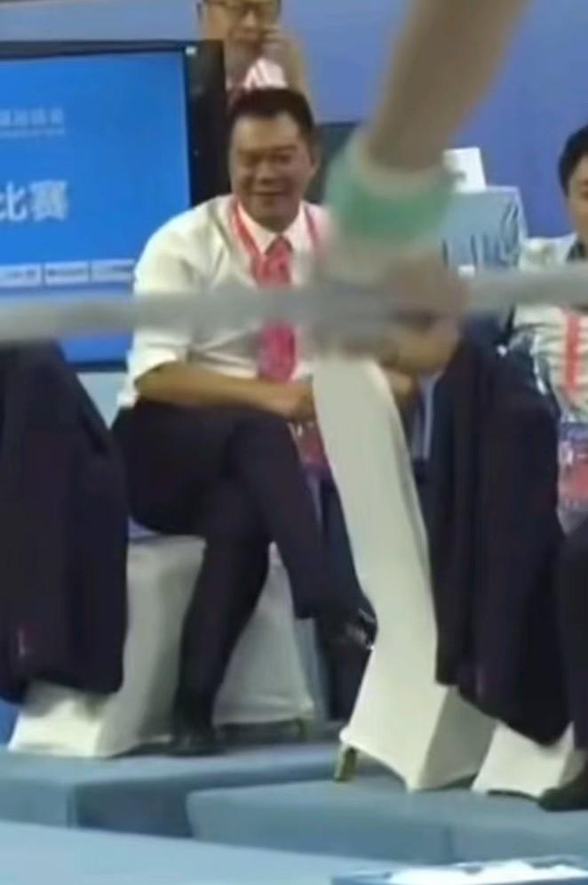 这个失态的裁判是不是跳马那裁判？即便本场不执裁，也不能身穿工作服的情况下笑运动