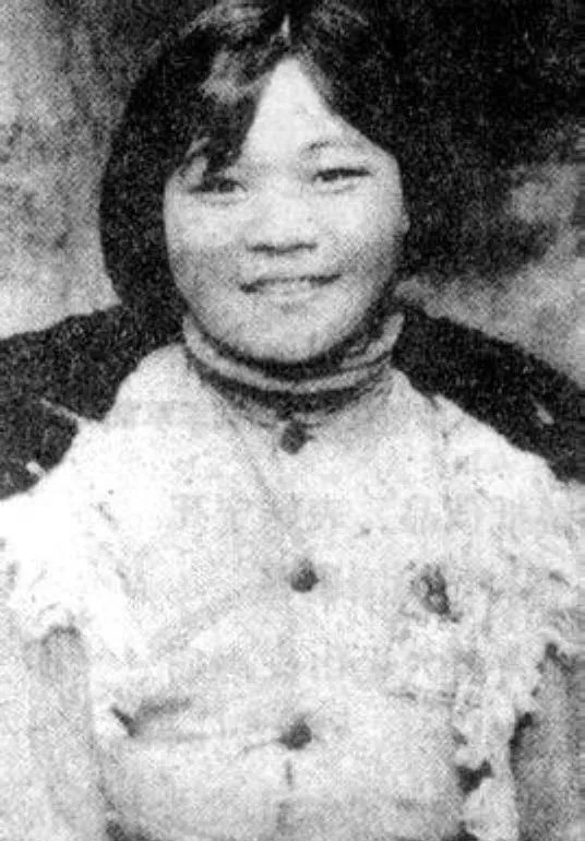 1928年的一天，刘坤模在街上知道了彭德怀在平江兵变的消息，她的心就像要跳出喉咙