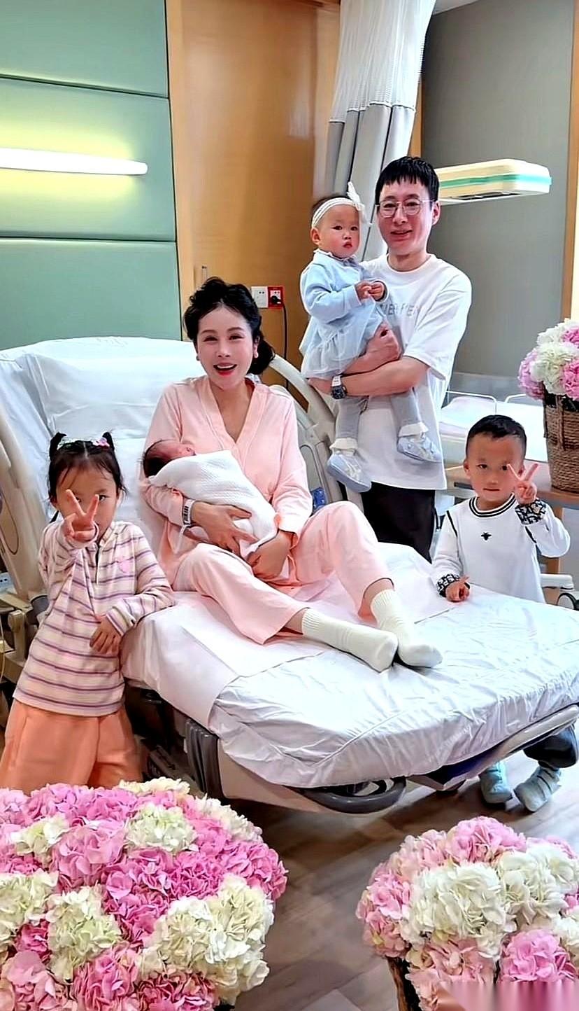 宋玉希那张产后第三天的六口全家福，就这么摆在那儿了。姐姐哥哥们，第一次弯下腰，