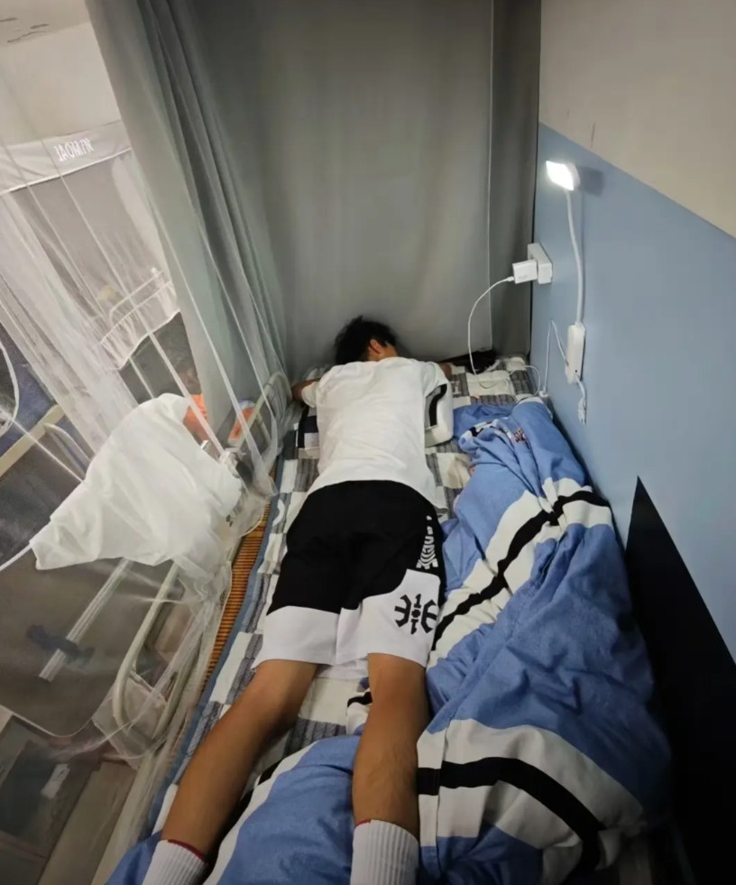 北京一男孩高考结束后在家睡了一天一夜，父母不敢去打扰，直到第二天早上才敢进去看一