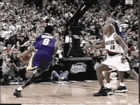 科比这个扣篮因为被提前犯规导致扣飞了，但是即使是一个扣飞的球，依然让人觉得相当劲