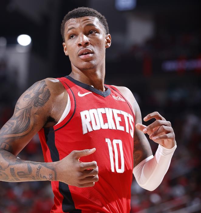 下一场火箭队的小史密斯继续缺阵，这样的话，就像前一场对阵热火队一样，火箭队的首发