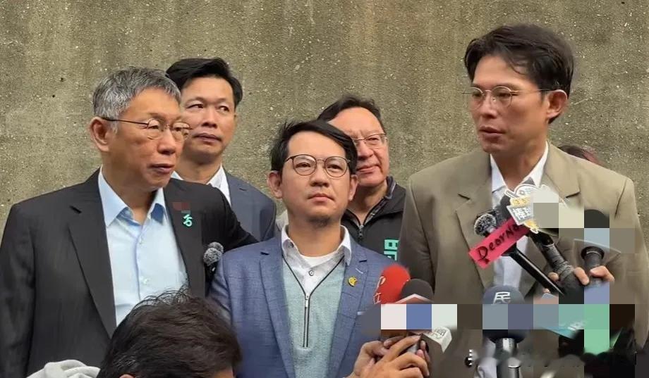 黄国昌和柯文哲两个人一块儿去高雄，记者选择对黄国昌无视，问问题直接把话筒递给了柯