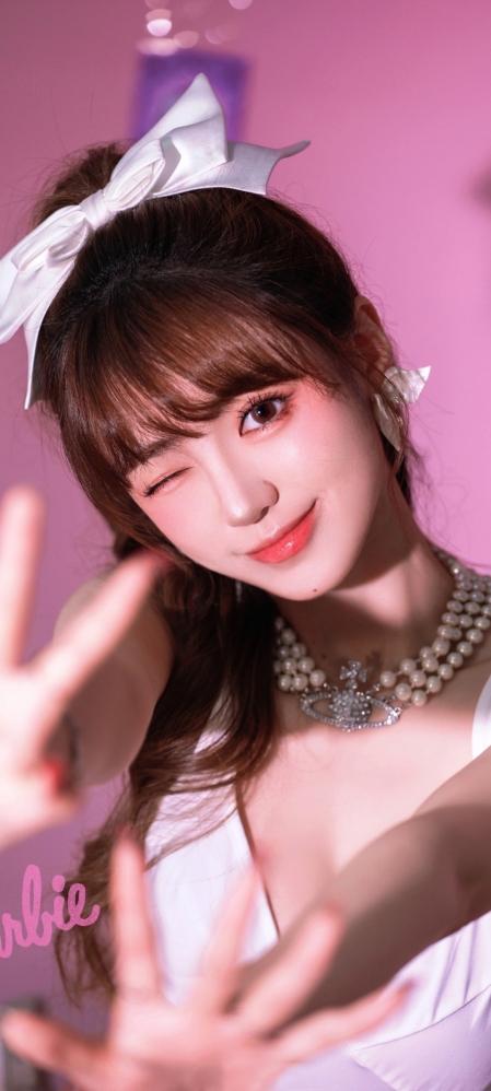 村上有个残疾人娶了个傻媳妇，洞房第二天早上，左邻右舍一群女人围着她问：