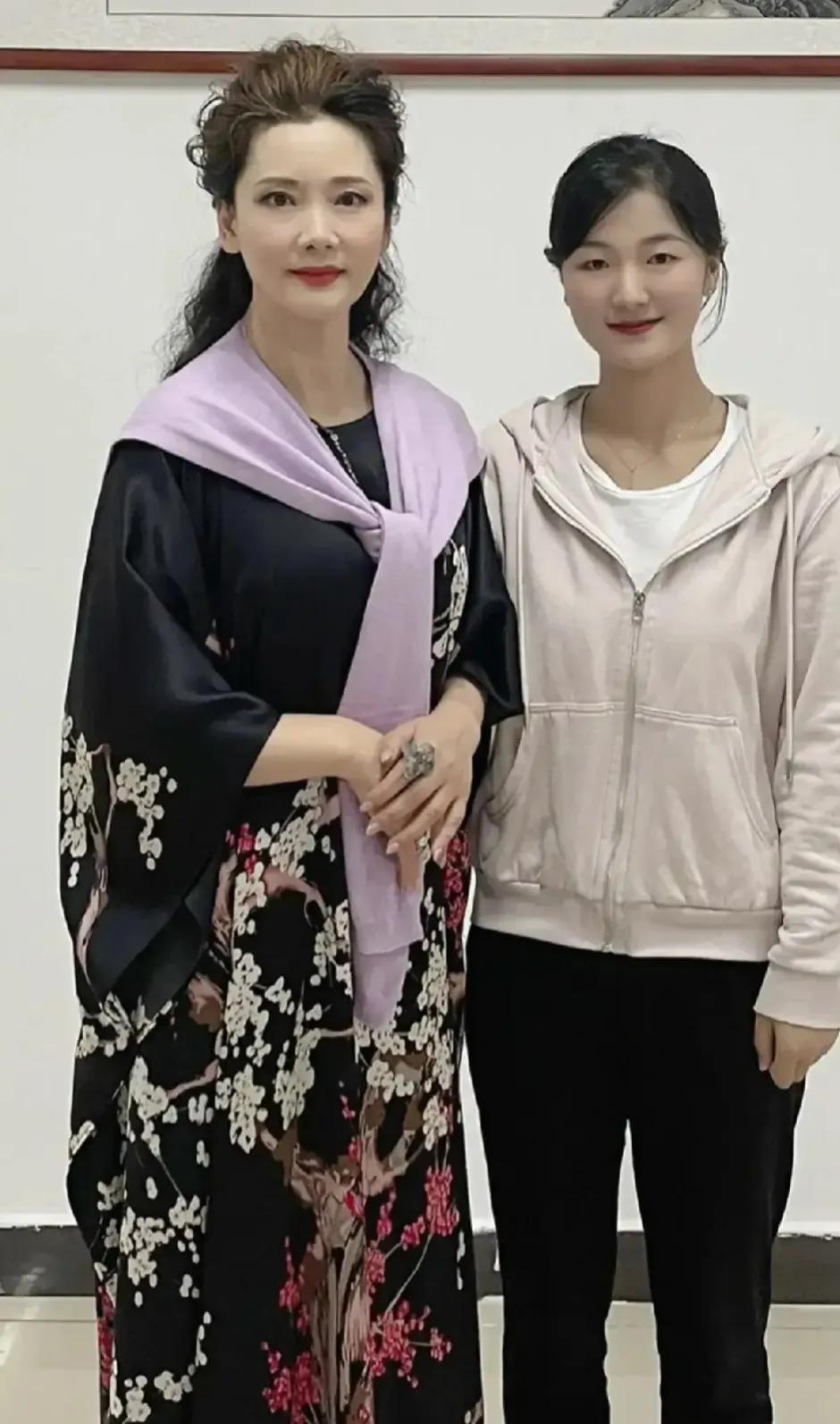 60多岁的何赛飞和粉丝的合影，在这个年纪还能如此光彩照人，保养得真好。娱乐圈里得