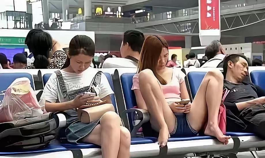 今天在车站看到那姑娘光脚岔腿踩椅子玩手机，真让人无语。其实类似的事儿还不少，之前
