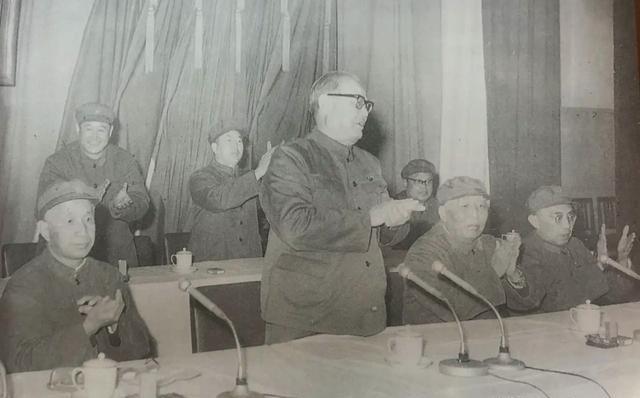 1972年11月14日，军事科学院的领导班子举行了交接大会。会议的核心人物是粟裕