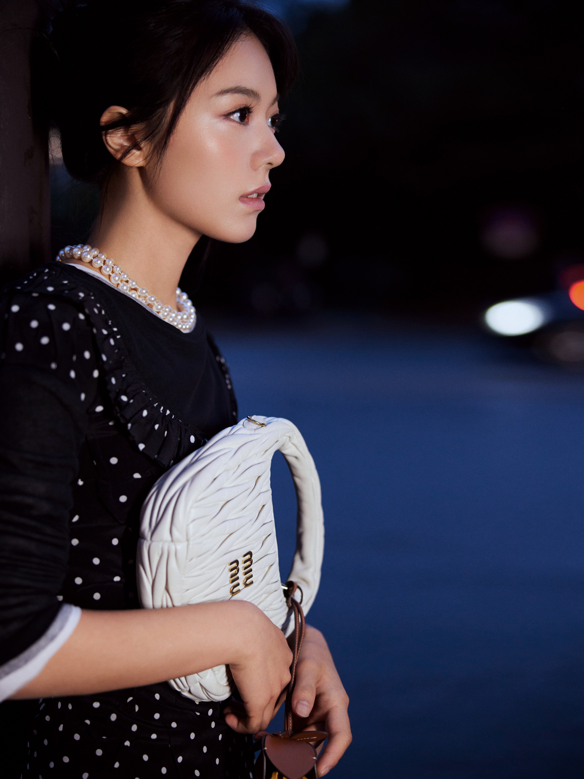 赵今麦时装周街拍，波点黑裙，静谧诗意，浪漫延申