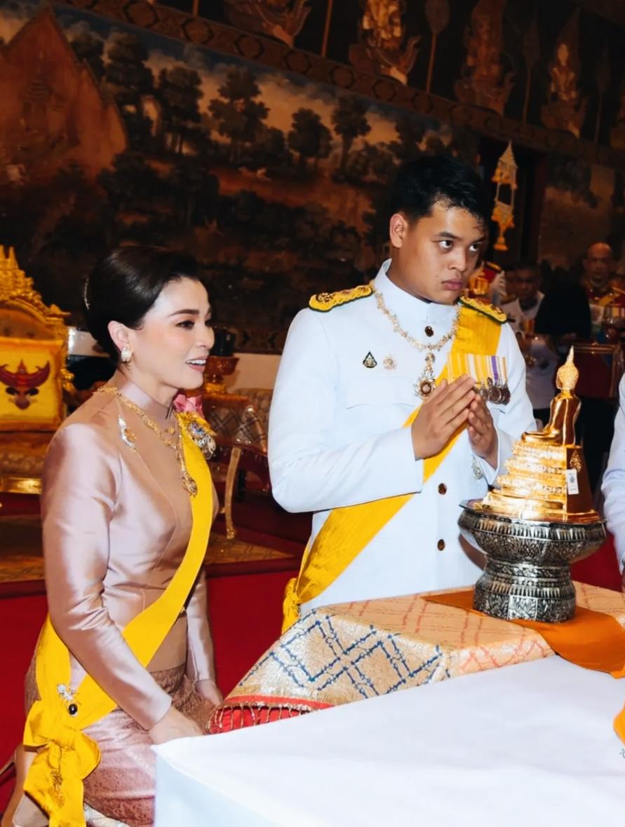 泰国提帮功王子这眼神是什么意思呢？王子这斜视的眼神是不是有点吓人啊？这表情也