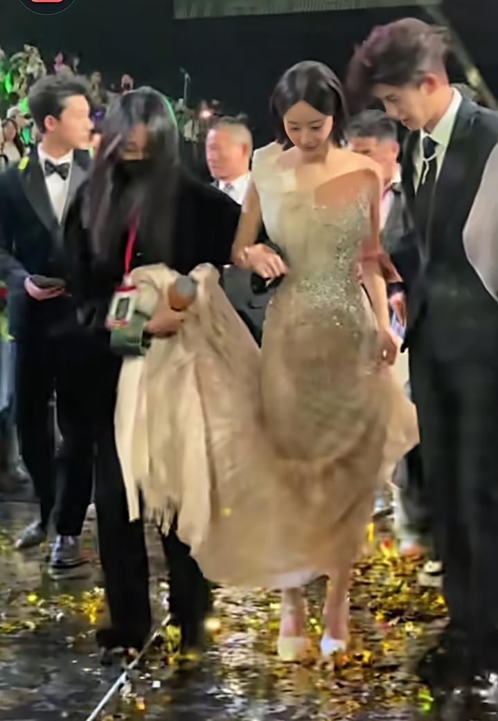 痛点：渴望看到娱乐圈真实、有温度的互动，而非冰冷的商业炒作；对“绅士行为”的本能