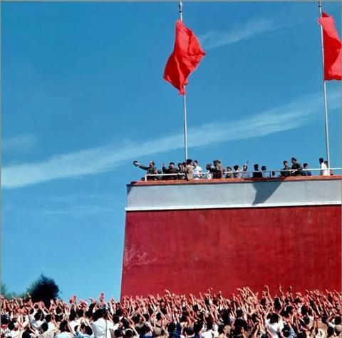 这张照片的艺术成分很高。城墙，像是一艘乘风破浪的航船，而且是红色的船；教