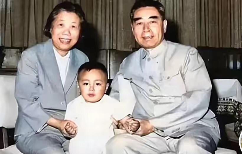 周恩来总理和夫人邓頴超帮助带着警卫员家的孩子。人们都说周总理特别喜欢孩子，他们