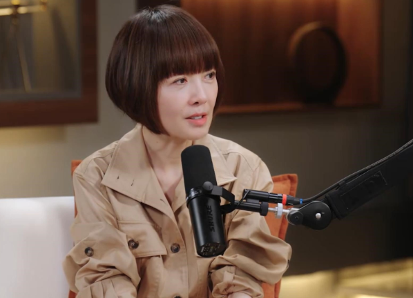 鲁豫问刘晓庆：“有从一而终的爱情吗？”刘晓庆笑了：“从一而终不容易。一生都是他