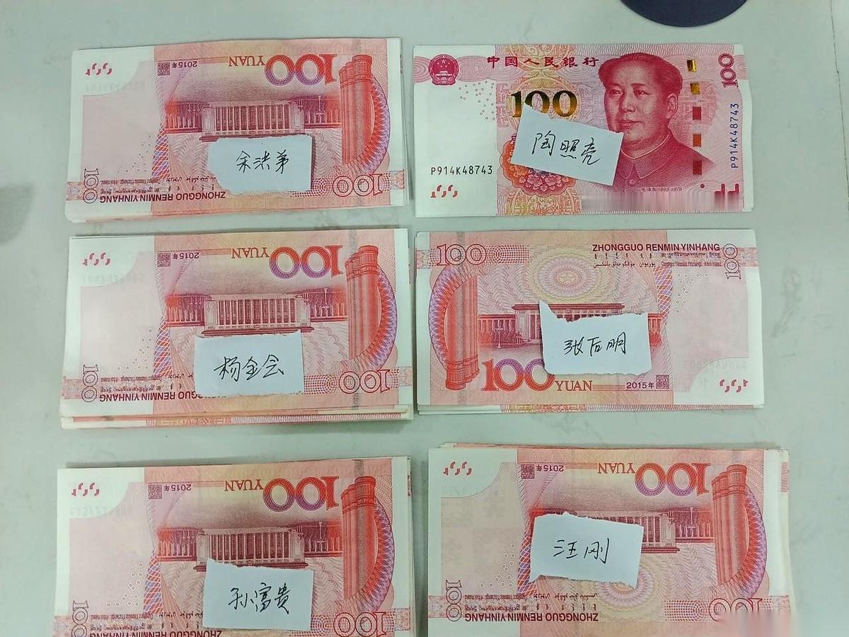 工资到手4800。他把钱拆成十几份，对着一个小本子，挨个转给手下的工友。手机屏