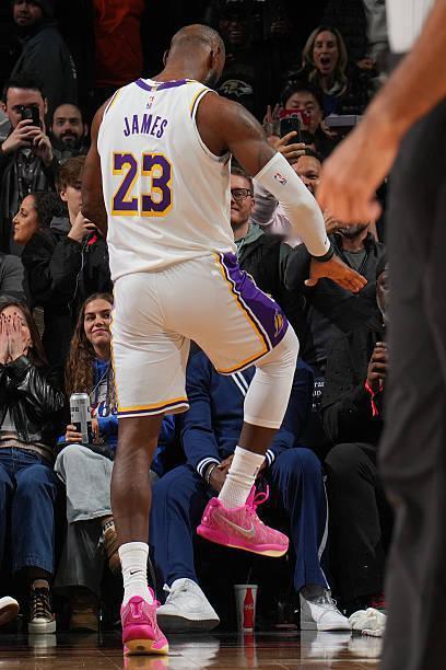 40岁詹皇戴王冠杀疯！末节12分凿穿费城41岁老将还能当北伐领军人？湖人这波