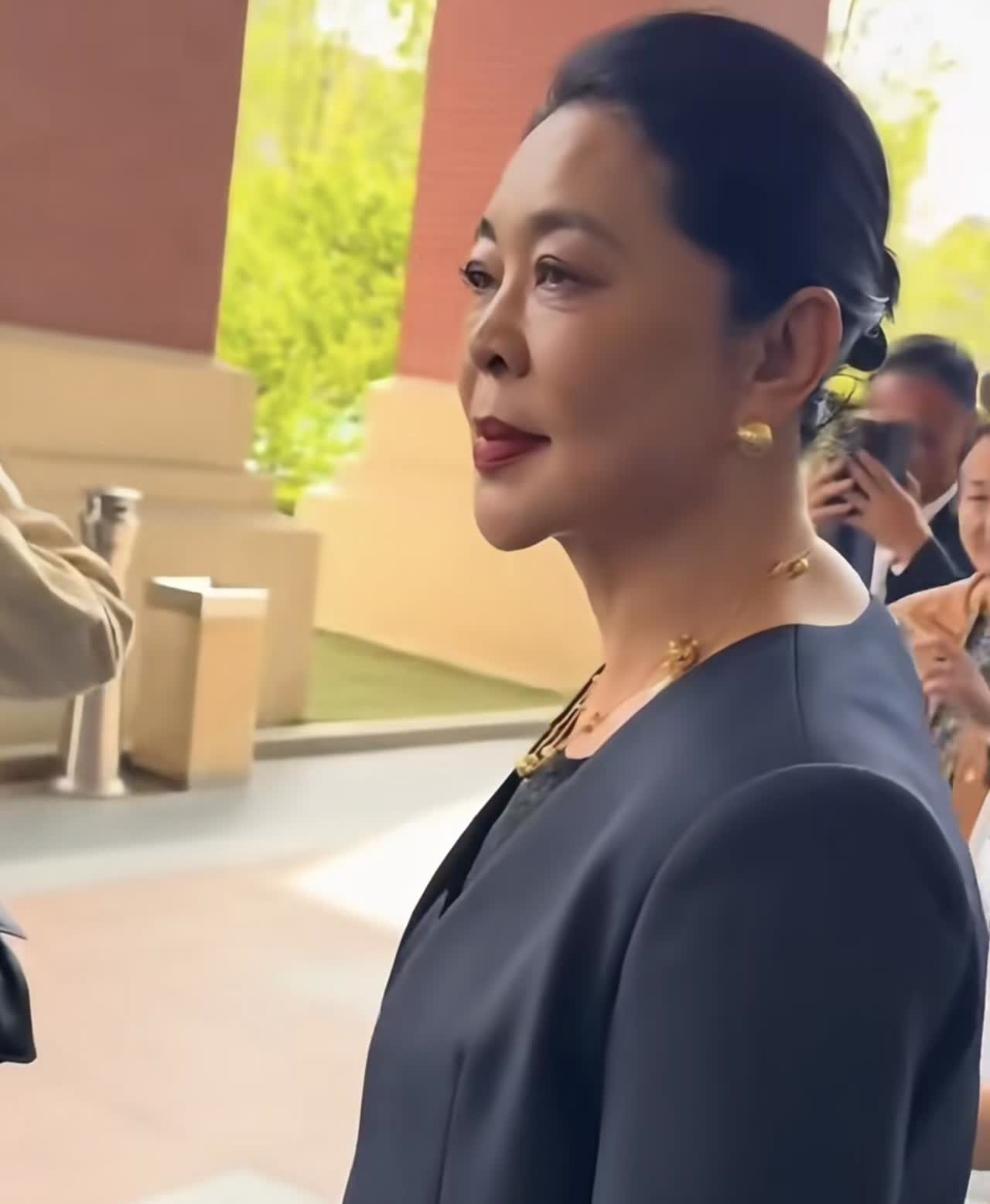 66岁倪萍近照，这是医美了？脸型好奇怪，一点也不自然。她的下巴好尖，说实话都