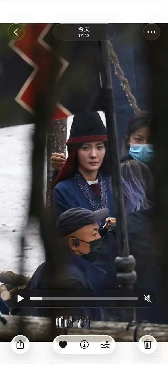 杨幂这妆造有点难评啊，历史上这个时候才14岁吧，状态堪忧