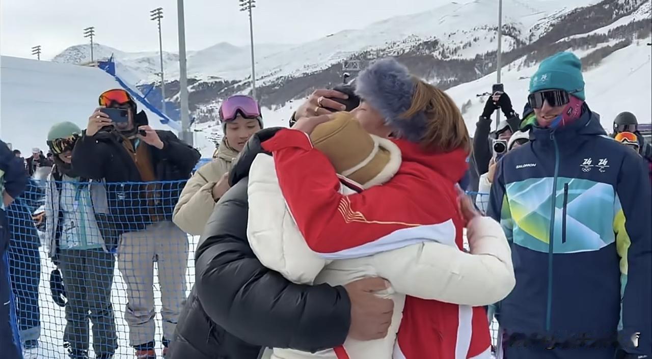感动一幕！苏翊鸣夺冠后第一时间跑到爸爸妈妈身边，抱着爸爸妈妈痛哭[哭哭][哭哭]