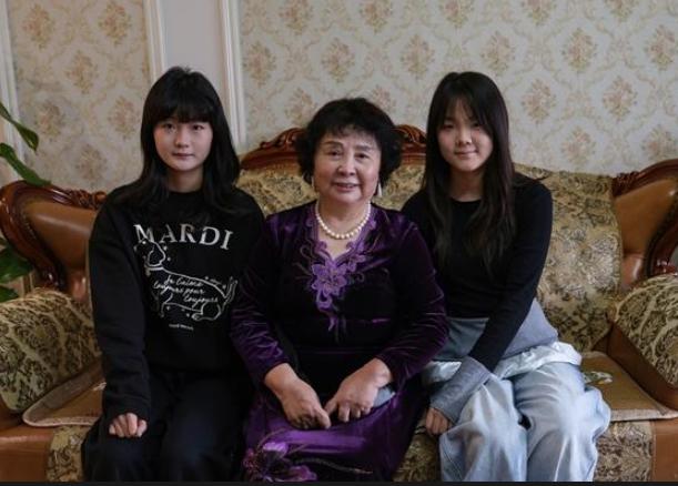 她是中国最高龄产妇，57岁痛失独女，60岁冒死做试管生下双胞胎，本以为苦尽甘来，