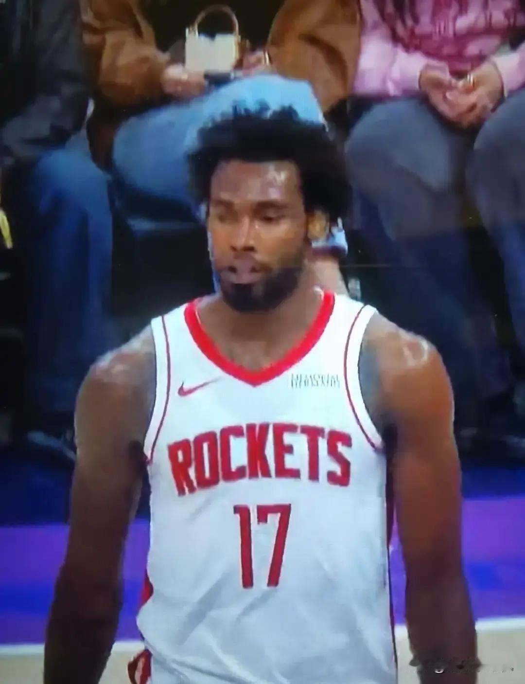 太阳队医正在连夜写辞职报告。因为教练组撕碎了他们的负荷管理建议。杜兰特过去