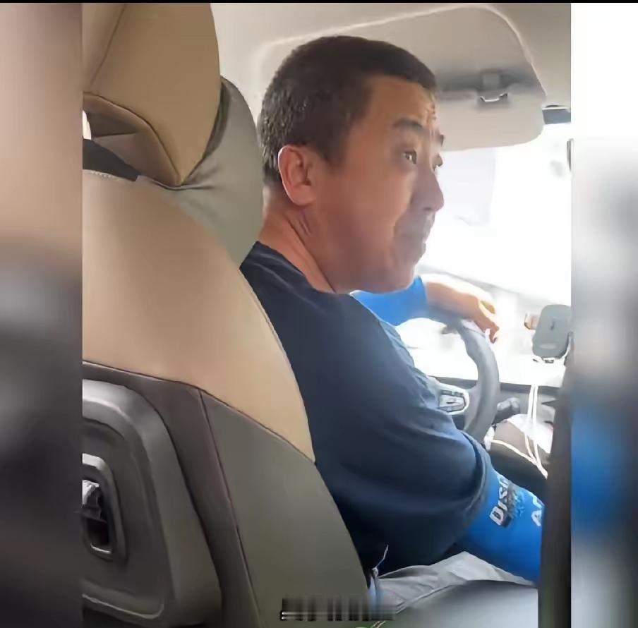 近日海南海口某位网约车司机搭载女乘客时，与女孩发生了冲突，司机言语辱骂女孩，脏话