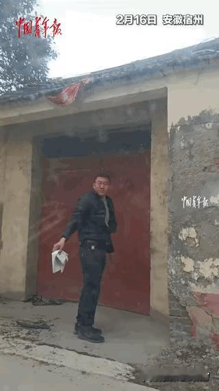 这才是过年最暖的一幕，比烟花还动人。女子返乡过年，刚到家门口，就撞见邻居大哥