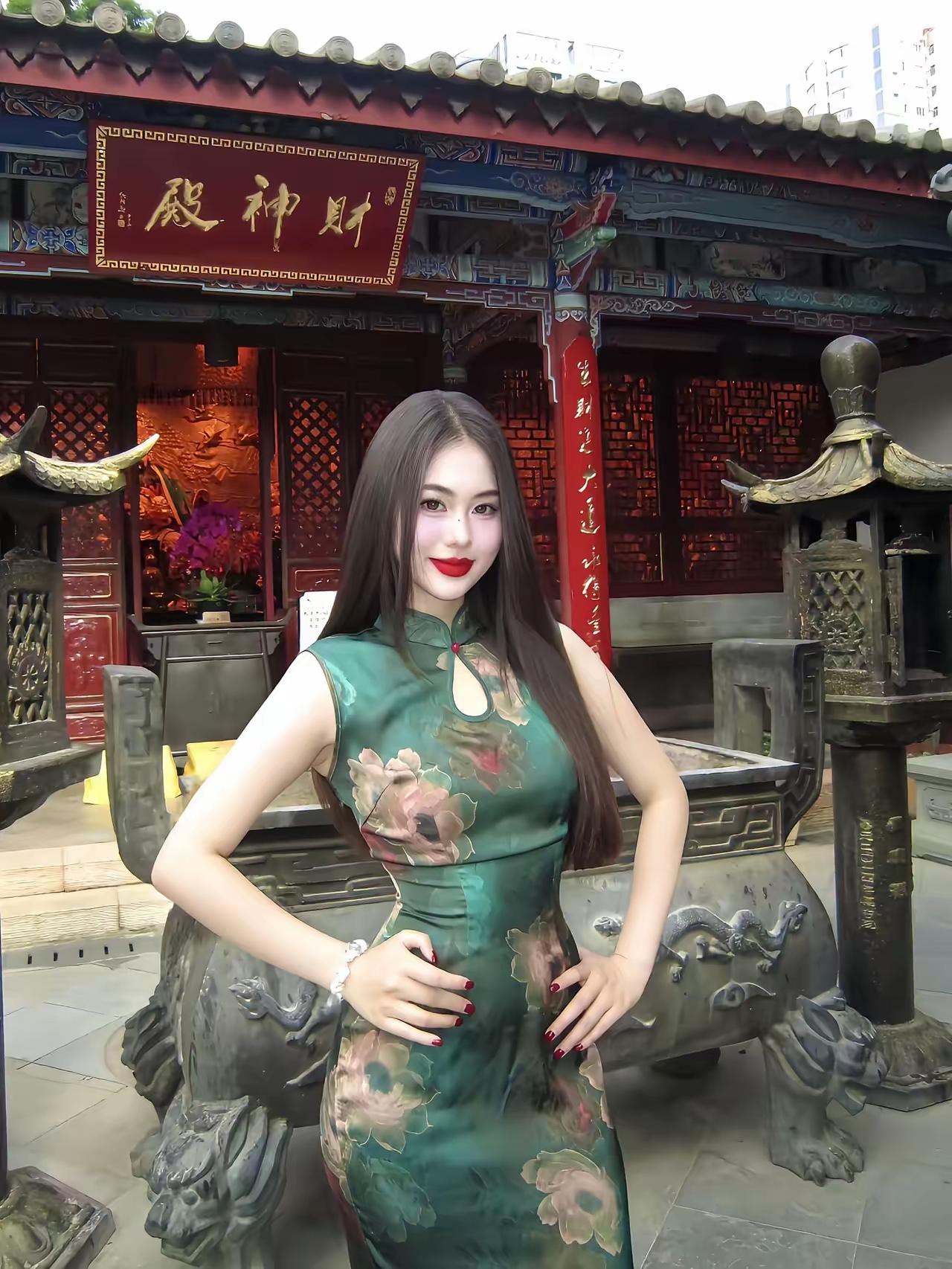 这俩旗袍美女哪个漂亮，简直是势均力敌了，魅力无限。