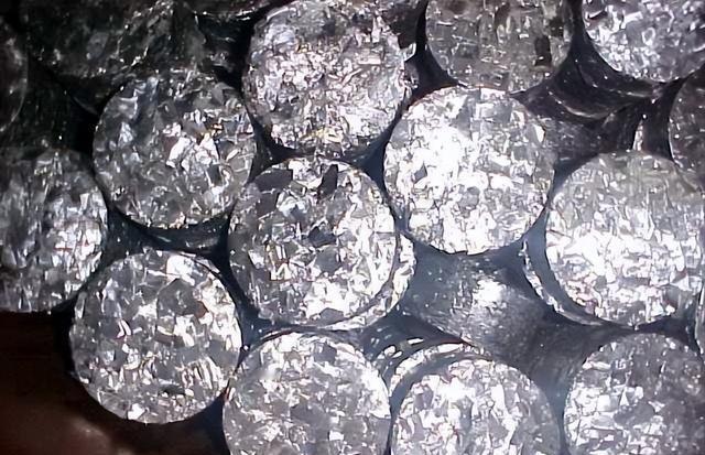 1927年，美国富二代埃本，得知镭射水可缓解疼痛，便一口气喝下整整1400瓶，而