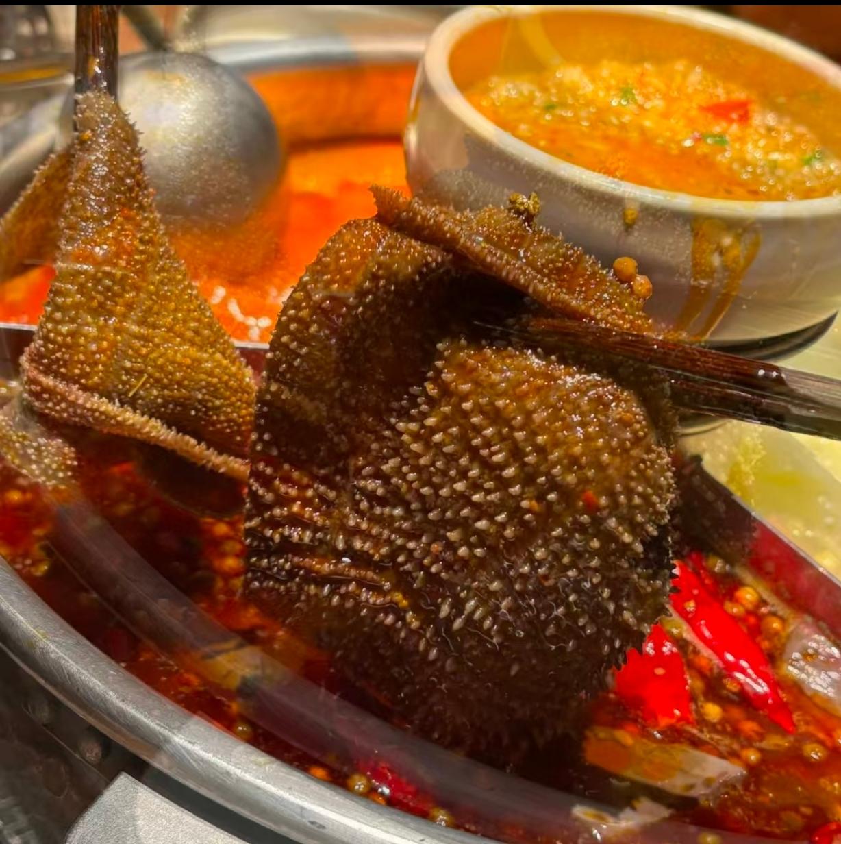 火锅三件套：毛肚虾滑贡菜YYDS！谁能拒绝重庆火锅的诱惑？这座满是“渝”味