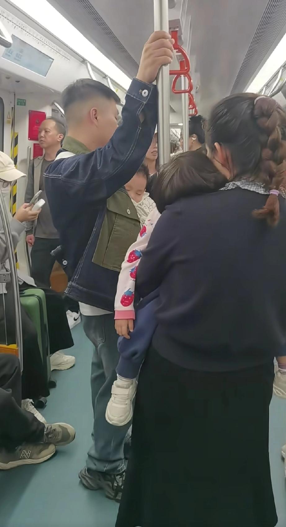 11月14日，深圳。网友发视频吐槽：一对夫妻抱着两个孩子站了十几站都没人让位，深