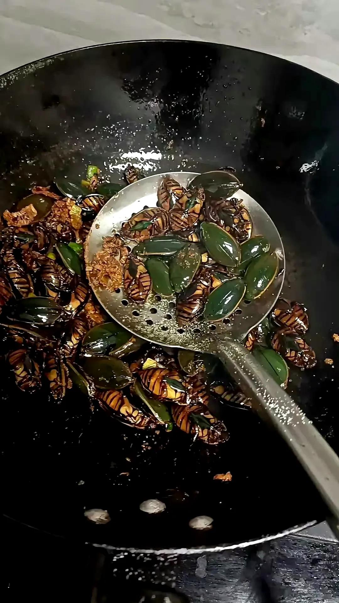 今天家里加道硬菜，有人知道这是啥吗？​​​