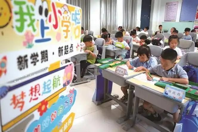 一边是家长还在为学区房抢破头，一边是不少小学一年级已经招不满了。2026年