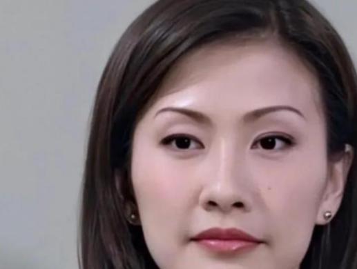 2001年，陈慧珊为了能够嫁入豪门，选择和丈夫离婚，没想到，梁锦松却因为一个老人