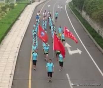 暴走团争议背后，是城市公共空间的治理考题每天清晨与傍晚，浩浩荡荡的暴走团占据