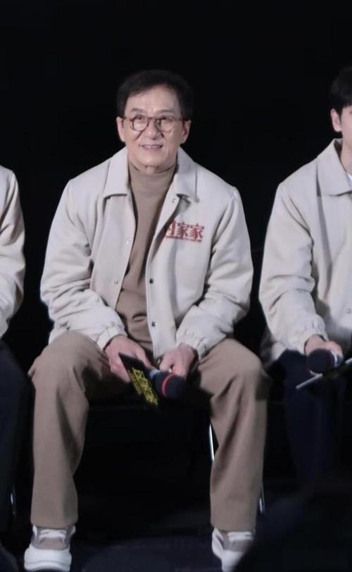 71岁成龙也太会整活了！《过家家》北京首映礼上，他跟着帕梅拉、彭昱畅跳“海豹舞”