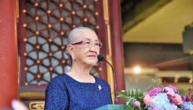 1986年，中央一条“高干子弟一律不准经商”，使得原国防部长耿飚的长女，一夜之间