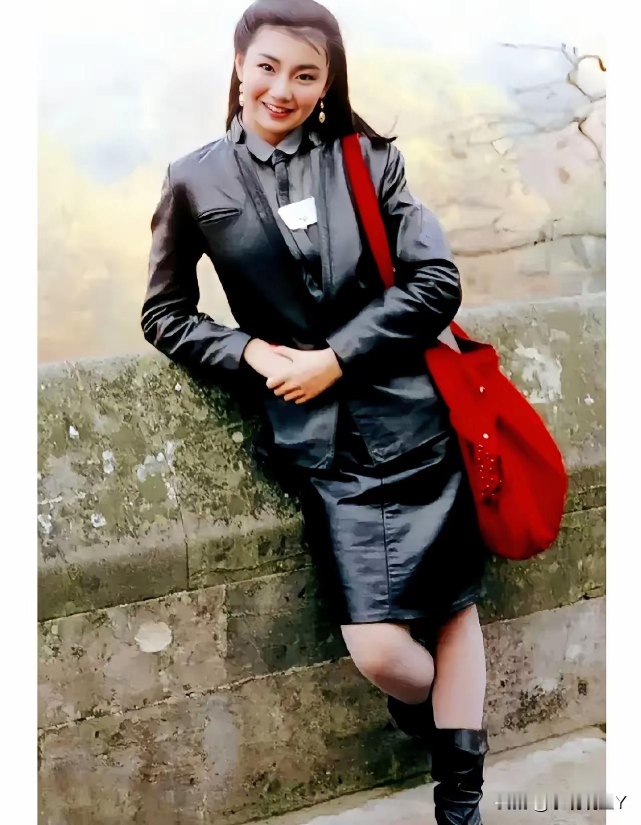 1983年，19岁的张曼玉媚眼如丝，一组选美比赛时的泳装照，让我们看到她长发飘飘