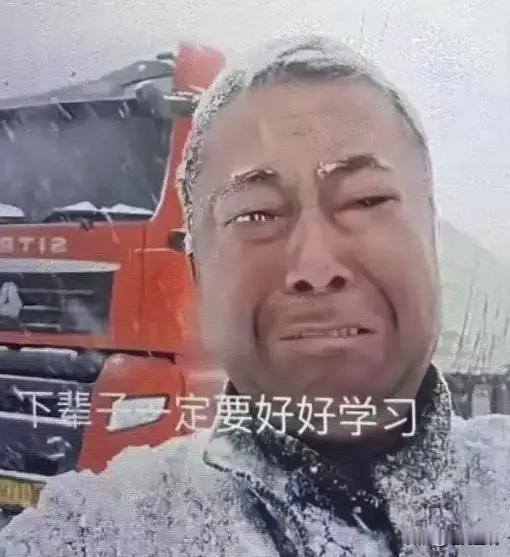河南一位开大货车的父亲，顺路拐到儿子大学门前，满怀期待拨通电话：“儿子，爸在你们